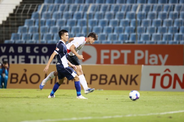 'Gà son' trẻ Văn Bình tỏa sáng đúng lúc cho CLB Công an TP.HCM