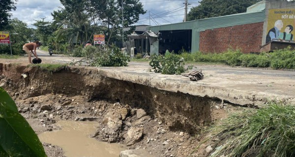 Đường bị lũ cuốn trôi, hơn 1.100 người dân phía tây Gia Lai bị cô lập