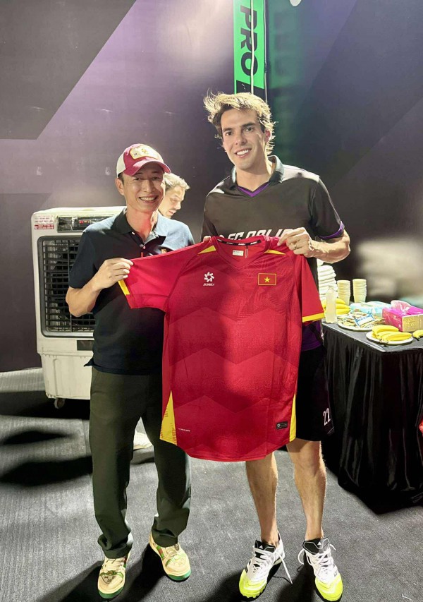 ‘Thiên thần’ Kaka và huyền thoại Figo truyền cảm hứng bóng đá đến Việt Nam