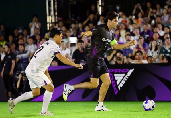 ‘Thiên thần’ Kaka và huyền thoại Figo truyền cảm hứng bóng đá đến Việt Nam