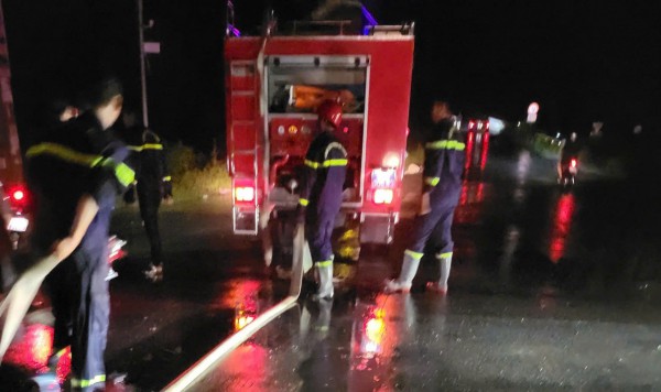 Đồng Tháp: Cháy đường dây trung thế, lửa lan sang 4 nhà dân