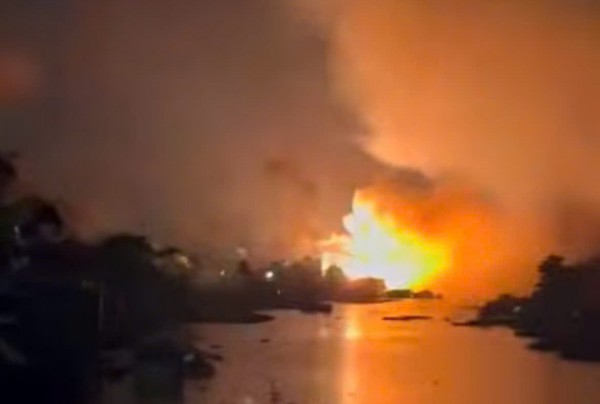 Đồng Tháp: Cháy đường dây trung thế, lửa lan sang 4 nhà dân