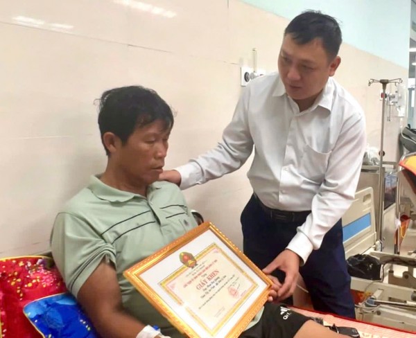 Ngư dân Lý Sơn dũng cảm cứu người: 'Lúc đó không kịp sợ'