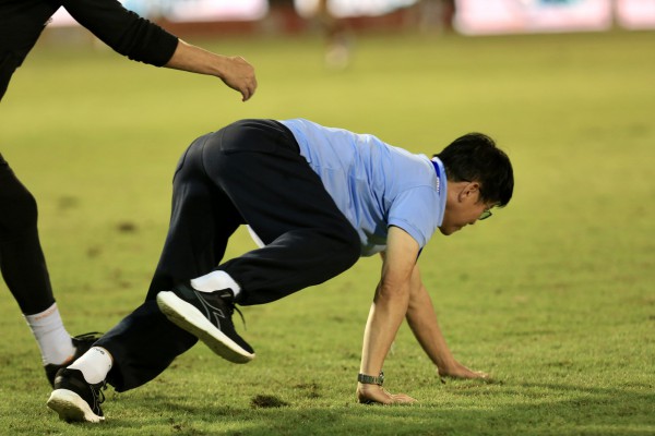 HAGL thoát thua Thanh Hóa nhờ bàn thắng nghẹt thở phút 100: Ông Vũ Tiến Thành ăn mừng cực lạ