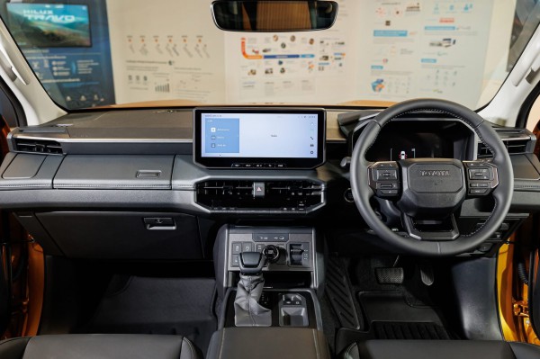 Toyota Hilux thế hệ mới lột xác thiết kế, có thêm bản thuần điện