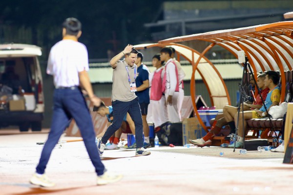 Phản ứng trái ngược sau trận cầu kịch tính: HLV Lê Huỳnh Đức mãn nguyện dù thua, HLV Ninh Bình thì…