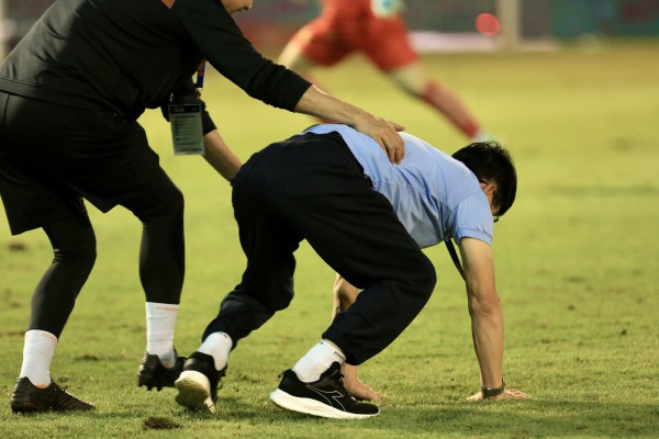 GĐKT Vũ Tiến Thành giải thích hành động bò dưới sân gây sốt, khi sao HAGL gỡ hòa nghẹt thở