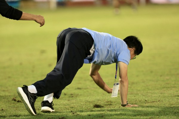 GĐKT Vũ Tiến Thành giải thích hành động bò dưới sân gây sốt, khi sao HAGL gỡ hòa nghẹt thở