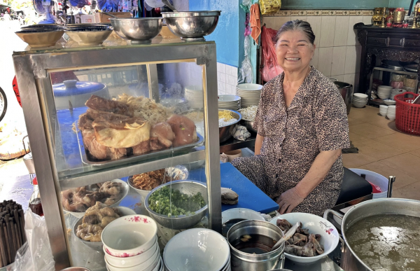Loạt quán ăn ngon ở TP.HCM 'gây sốt' có bà chủ… độc thân vui tính