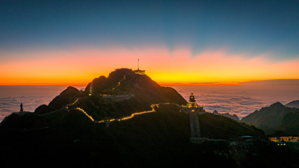 Ngắm dải ngân hà lung linh trong đêm trên đỉnh Fansipan