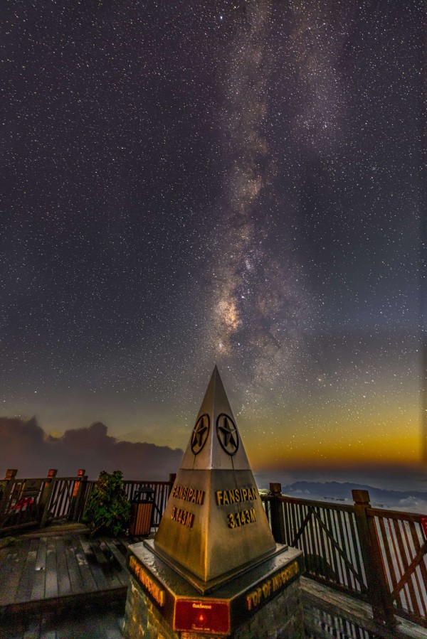 Ngắm dải ngân hà lung linh trong đêm trên đỉnh Fansipan