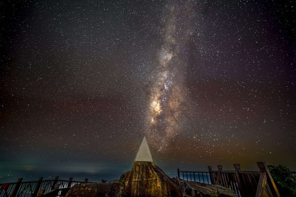 Ngắm dải ngân hà lung linh trong đêm trên đỉnh Fansipan