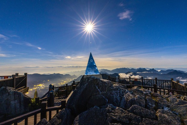 Ngắm dải ngân hà lung linh trong đêm trên đỉnh Fansipan