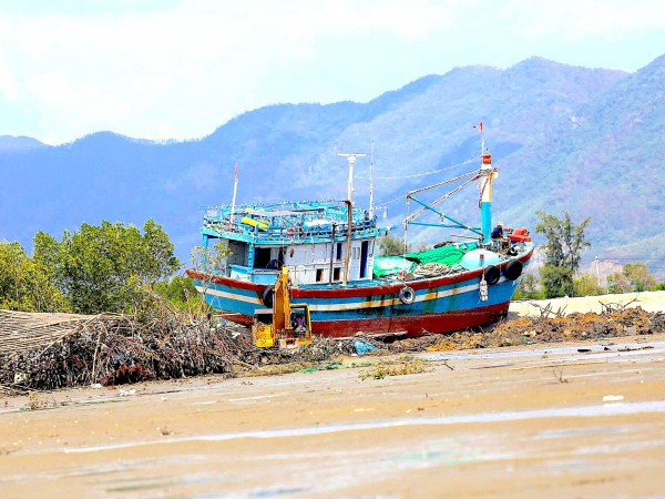 Những con tàu 'gãy cánh' sau bão Kalmaegi Những con tàu 'gãy cánh' sau bão Kalmaegi