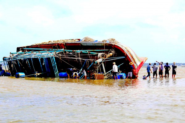 Những con tàu 'gãy cánh' sau bão Kalmaegi Những con tàu 'gãy cánh' sau bão Kalmaegi