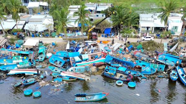 Những con tàu 'gãy cánh' sau bão Kalmaegi Những con tàu 'gãy cánh' sau bão Kalmaegi