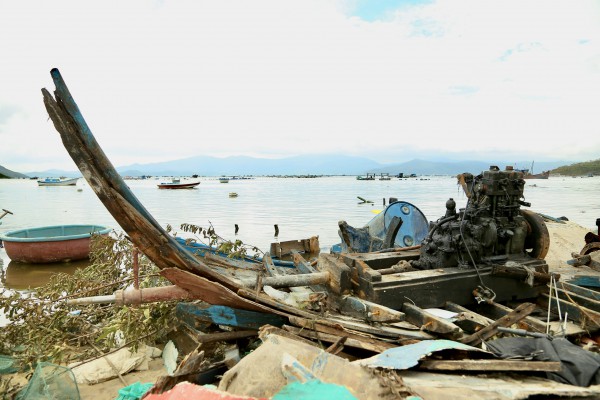 Những con tàu 'gãy cánh' sau bão Kalmaegi Những con tàu 'gãy cánh' sau bão Kalmaegi