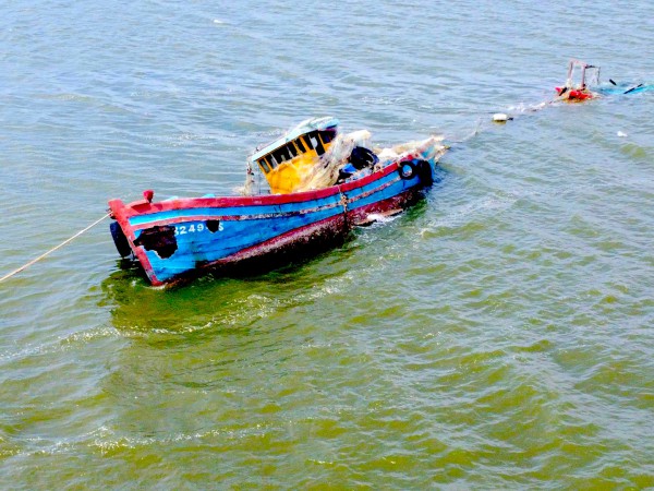 Những con tàu 'gãy cánh' sau bão Kalmaegi Những con tàu 'gãy cánh' sau bão Kalmaegi