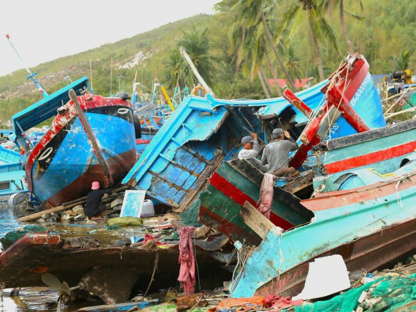 Những con tàu 'gãy cánh' sau bão Kalmaegi Những con tàu 'gãy cánh' sau bão Kalmaegi