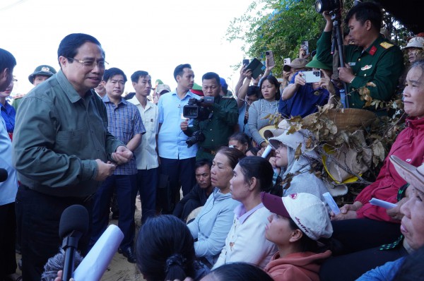 Thủ tướng Phạm Minh Chính thăm người dân làng chài bị thiệt hại vì bão Kalmaegi