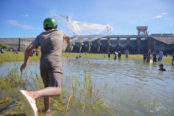 Thủy điện lớn nhất miền Nam tăng xả lũ lên mức cao nhất trong nhiều năm Thủy điện lớn nhất miền Nam tăng xả lũ lên mức cao nhất trong nhiều năm