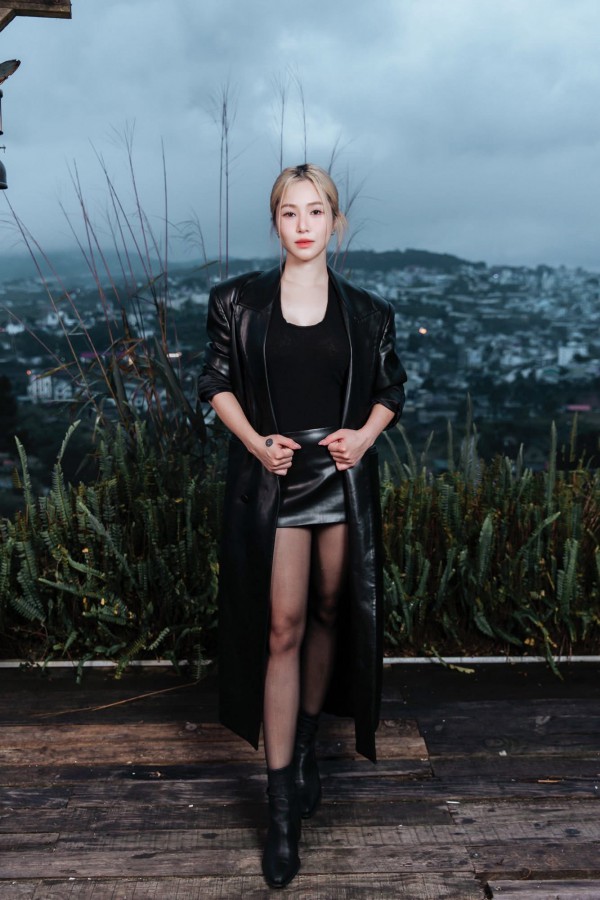 Bất ngờ với nhan sắc Hương Tràm ngày trở lại