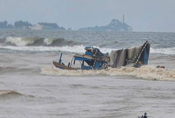 Sóng lớn đánh chìm hàng loạt tàu cá ở Lâm Đồng