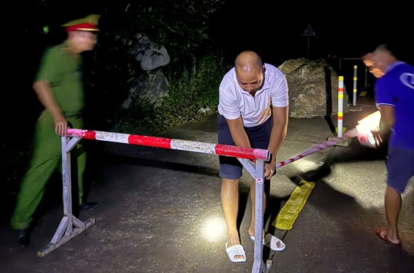 Tảng đá khoảng 5 tấn lăn từ vách núi xuống đường Hồ Chí Minh