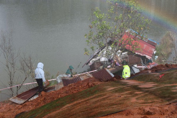 Lâm Đồng: 500 người tham gia diễn tập phòng thủ dân sự tại hồ Tuyền Lâm