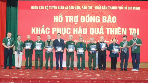 Đoàn tuyên giáo, báo chí TP.HCM tặng quà bà con Thái Nguyên bị thiệt hại mưa lũ