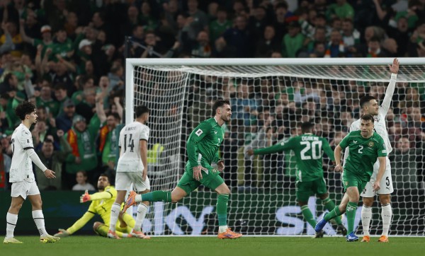 Ronaldo bị thẻ đỏ khiến Bồ Đào Nha chưa thể đến World Cup, play-off châu Á vẫn nóng Ronaldo bị thẻ đỏ khiến Bồ Đào Nha chưa thể đến World Cup, play-off châu Á vẫn nóng