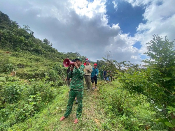 Sạt lở núi đá chảy như thác ở Đà Nẵng: Dùng flycam, chó nghiệp vụ tìm người Sạt lở núi đá chảy như thác ở Đà Nẵng: Dùng flycam, chó nghiệp vụ tìm người