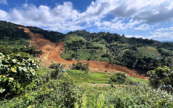 Sạt lở núi đá chảy như thác ở Đà Nẵng: Dùng flycam, chó nghiệp vụ tìm người Sạt lở núi đá chảy như thác ở Đà Nẵng: Dùng flycam, chó nghiệp vụ tìm người