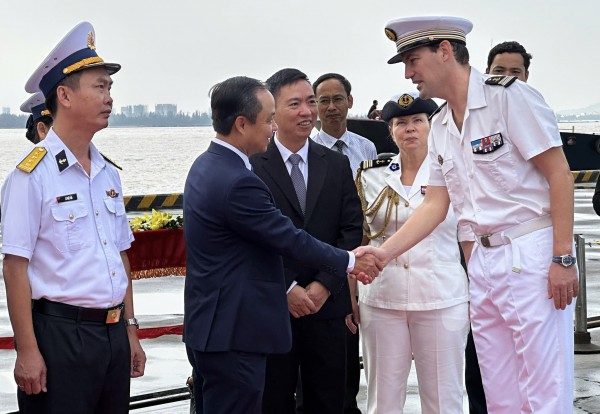 Tàu chiến hạm Pháp Prairial cập cảng Tiên Sa, Đà Nẵng Tàu chiến hạm Pháp Prairial cập cảng Tiên Sa, Đà Nẵng