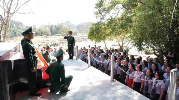 Đoàn tuyên giáo, báo chí TP.HCM tặng quà 2 xã biên giới của tỉnh Cao Bằng Đoàn tuyên giáo, báo chí TP.HCM tặng quà 2 xã biên giới của tỉnh Cao Bằng
