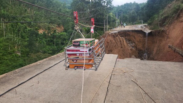 Cận cảnh sạt lở 'cắt đứt' đường ĐH83, gần 4.000 người dân đang bị cô lập Cận cảnh sạt lở 'cắt đứt' đường ĐH83, gần 4.000 người dân đang bị cô lập