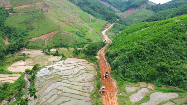 Cận cảnh sạt lở 'cắt đứt' đường ĐH83, gần 4.000 người dân đang bị cô lập Cận cảnh sạt lở 'cắt đứt' đường ĐH83, gần 4.000 người dân đang bị cô lập