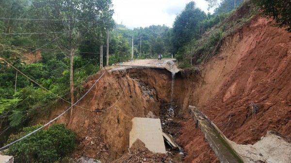 Cận cảnh sạt lở 'cắt đứt' đường ĐH83, gần 4.000 người dân đang bị cô lập Cận cảnh sạt lở 'cắt đứt' đường ĐH83, gần 4.000 người dân đang bị cô lập