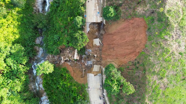 Cận cảnh sạt lở 'cắt đứt' đường ĐH83, gần 4.000 người dân đang bị cô lập Cận cảnh sạt lở 'cắt đứt' đường ĐH83, gần 4.000 người dân đang bị cô lập