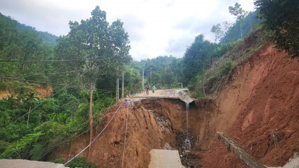 Cận cảnh sạt lở 'cắt đứt' đường ĐH83, gần 4.000 người dân đang bị cô lập Cận cảnh sạt lở 'cắt đứt' đường ĐH83, gần 4.000 người dân đang bị cô lập