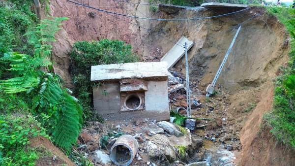 Cận cảnh sạt lở 'cắt đứt' đường ĐH83, gần 4.000 người dân đang bị cô lập Cận cảnh sạt lở 'cắt đứt' đường ĐH83, gần 4.000 người dân đang bị cô lập