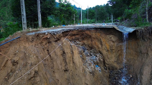 Cận cảnh sạt lở 'cắt đứt' đường ĐH83, gần 4.000 người dân đang bị cô lập Cận cảnh sạt lở 'cắt đứt' đường ĐH83, gần 4.000 người dân đang bị cô lập