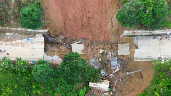 Cận cảnh sạt lở 'cắt đứt' đường ĐH83, gần 4.000 người dân đang bị cô lập Cận cảnh sạt lở 'cắt đứt' đường ĐH83, gần 4.000 người dân đang bị cô lập