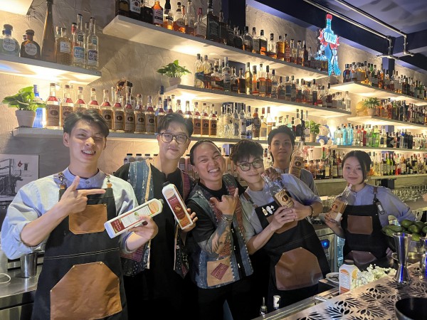 Pha cocktail với tỏi Lý Sơn, muối Sa Huỳnh: Hành trình 'Việt hóa' độc đáo của bartender Việt Pha cocktail với tỏi Lý Sơn, muối Sa Huỳnh: Hành trình 'Việt hóa' độc đáo của bartender Việt