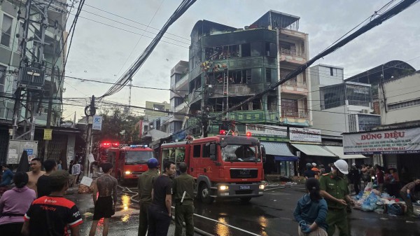 Cháy nhà trọ 4 tầng gần chợ Đầm ở trung tâm Nha Trang Cháy nhà trọ 4 tầng gần chợ Đầm ở trung tâm Nha Trang