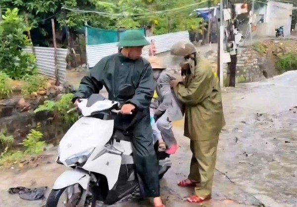 Đà Nẵng: Sạt lở tiếp diễn phức tạp, xã Hùng Sơn sơ tán hàng chục hộ dân Đà Nẵng: Sạt lở tiếp diễn phức tạp, xã Hùng Sơn sơ tán hàng chục hộ dân