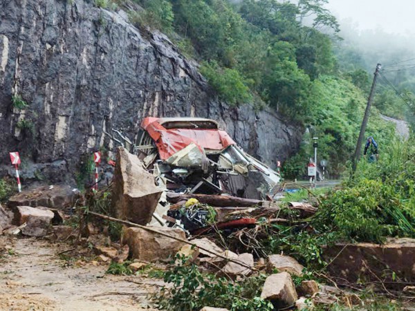 Khánh Hòa: Sạt lở đèo Khánh Lê khiến 6 người chết, 16 người bị thương Khánh Hòa: Sạt lở đèo Khánh Lê khiến 6 người chết, 16 người bị thương