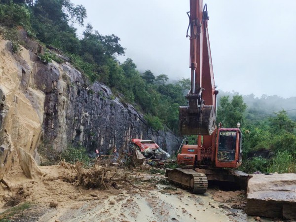 Khánh Hòa: Sạt lở đèo Khánh Lê khiến 6 người chết, 16 người bị thương Khánh Hòa: Sạt lở đèo Khánh Lê khiến 6 người chết, 16 người bị thương
