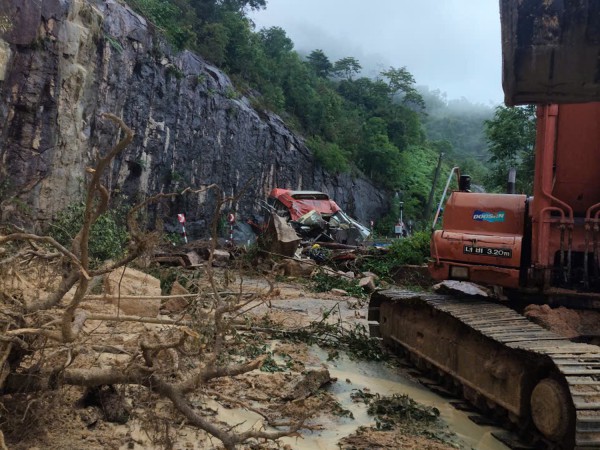 Khánh Hòa: Sạt lở đèo Khánh Lê khiến 6 người chết, 16 người bị thương Khánh Hòa: Sạt lở đèo Khánh Lê khiến 6 người chết, 16 người bị thương