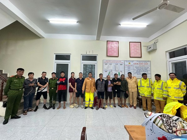 Sạt lở đèo Khánh Lê, đèo Ngoạn Mục: CSGT Lâm Đồng giải cứu nhiều người trong đêm Sạt lở đèo Khánh Lê, đèo Ngoạn Mục: CSGT Lâm Đồng giải cứu nhiều người trong đêm